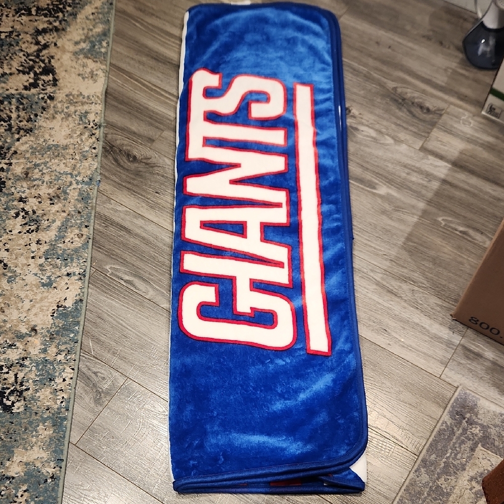 EUC Logobrands NY Giants Plush Blue, Red & White Blanket Sz 49 1/2" X 62 1/4"